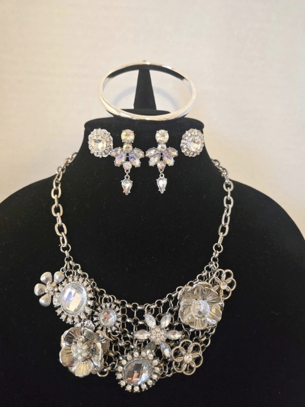 Statement Necklace & Earrings in Silver And Rhinestones Like New